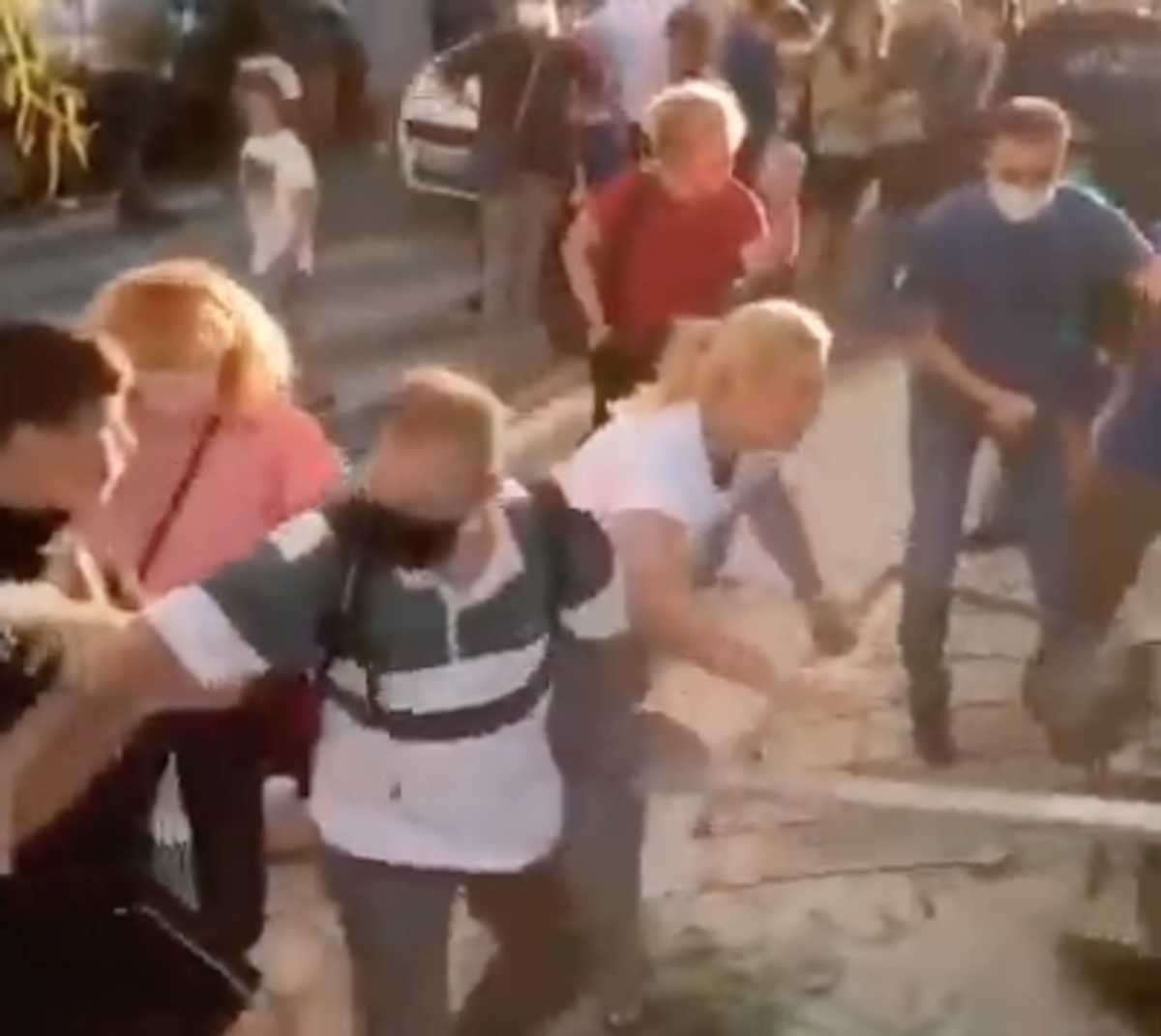 Απίστευτες εικόνες με γονείς να προσπαθούν να σπάσουν κατάληψη σε σχολείο στον Άλιμο (video)