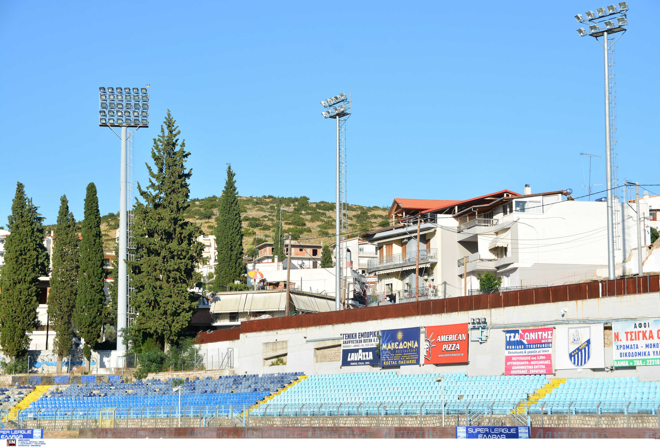 Απίστευτη εικόνα στη Superleague: Καθυστέρησε η σέντρα γιατί έβαφαν τις γραμμές (pic)