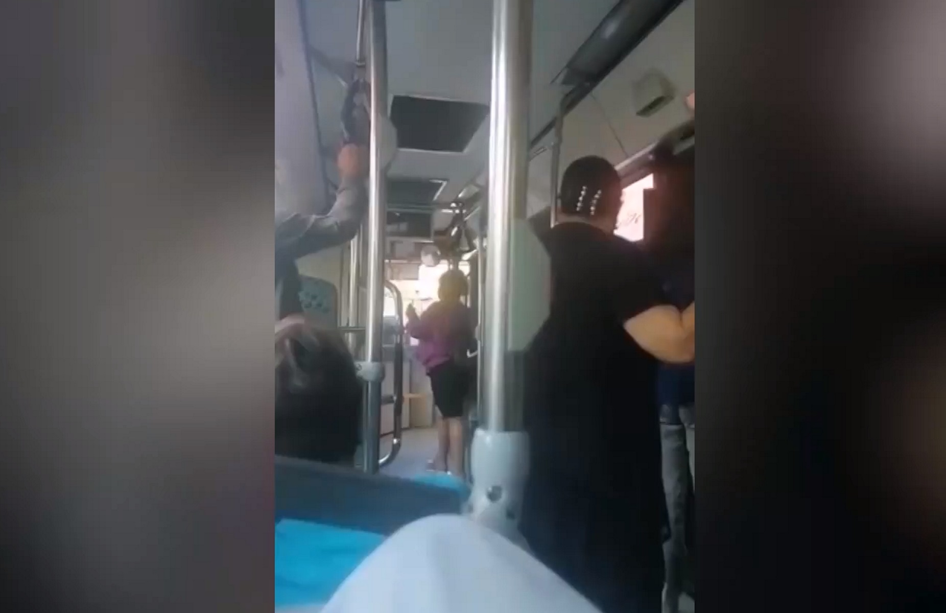 Χυδαία επίθεση οδηγού λεωφορείου σε δύο γυναίκες – «Έβριζε επί ένα τέταρτο»