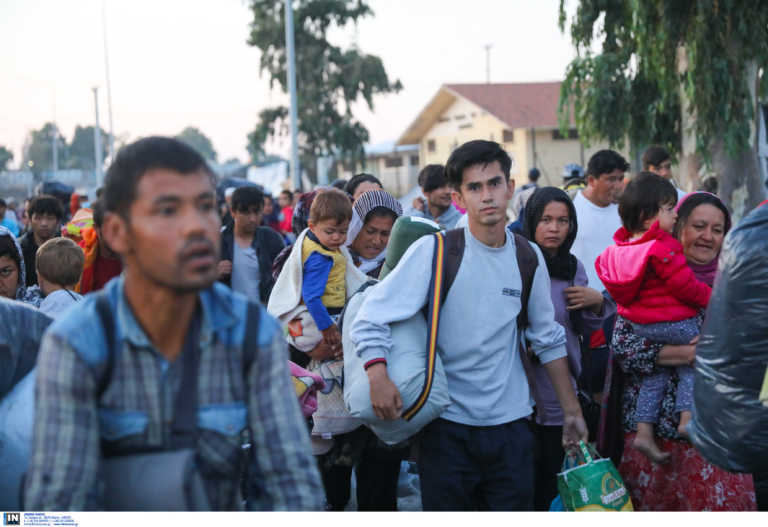 Λέσβος: Νέες εικόνες απελπισίας! Έτσι μπαίνουν στη νέα δομή του Κάρα Τεπέ χιλιάδες πρόσφυγες και μετανάστες (Φωτό)
