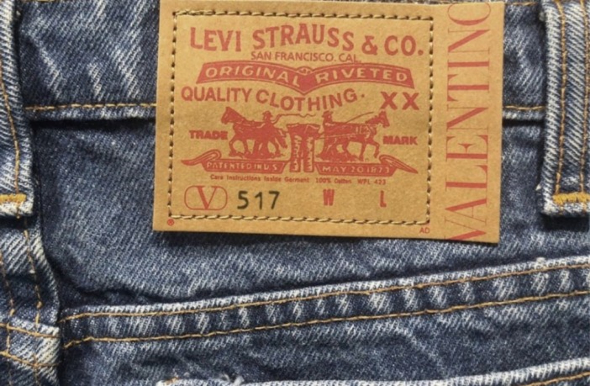 Ο οίκος Valentino επανέφερε στο προσκήνιο το Levi’s 517