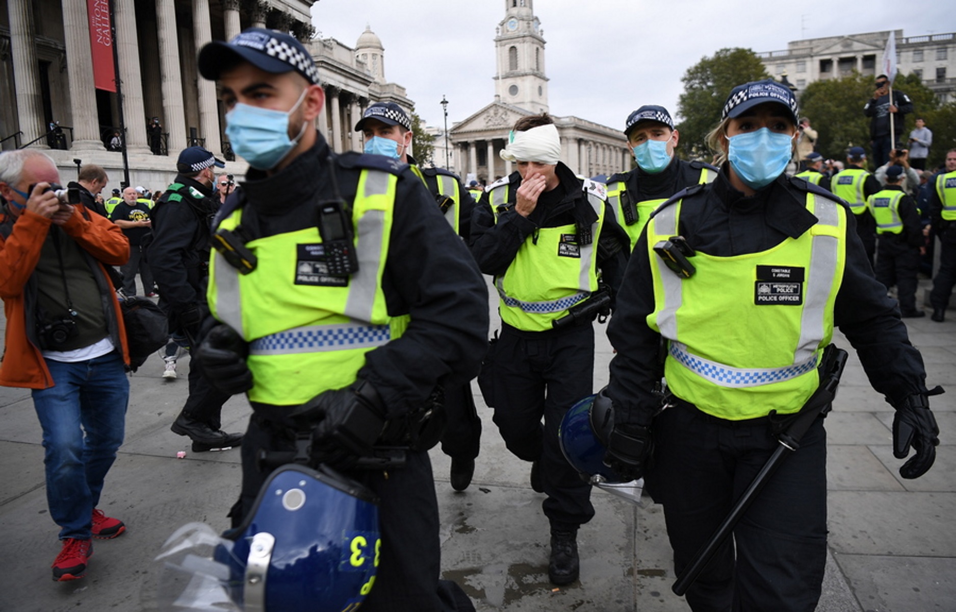 Λονδίνο: Δέκα συλλήψεις και 4 αστυνομικοί τραυματίες σε διαδήλωση για  τα μέτρα κατά του κορονοϊού