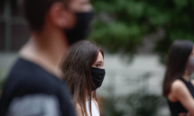 «Πόλεμος» για τις μάσκες “αλεξίπτωτα”: Μπαλάκι ευθυνών μεταξύ Υπουργείου Υγείας και ΚΕΔΕ
