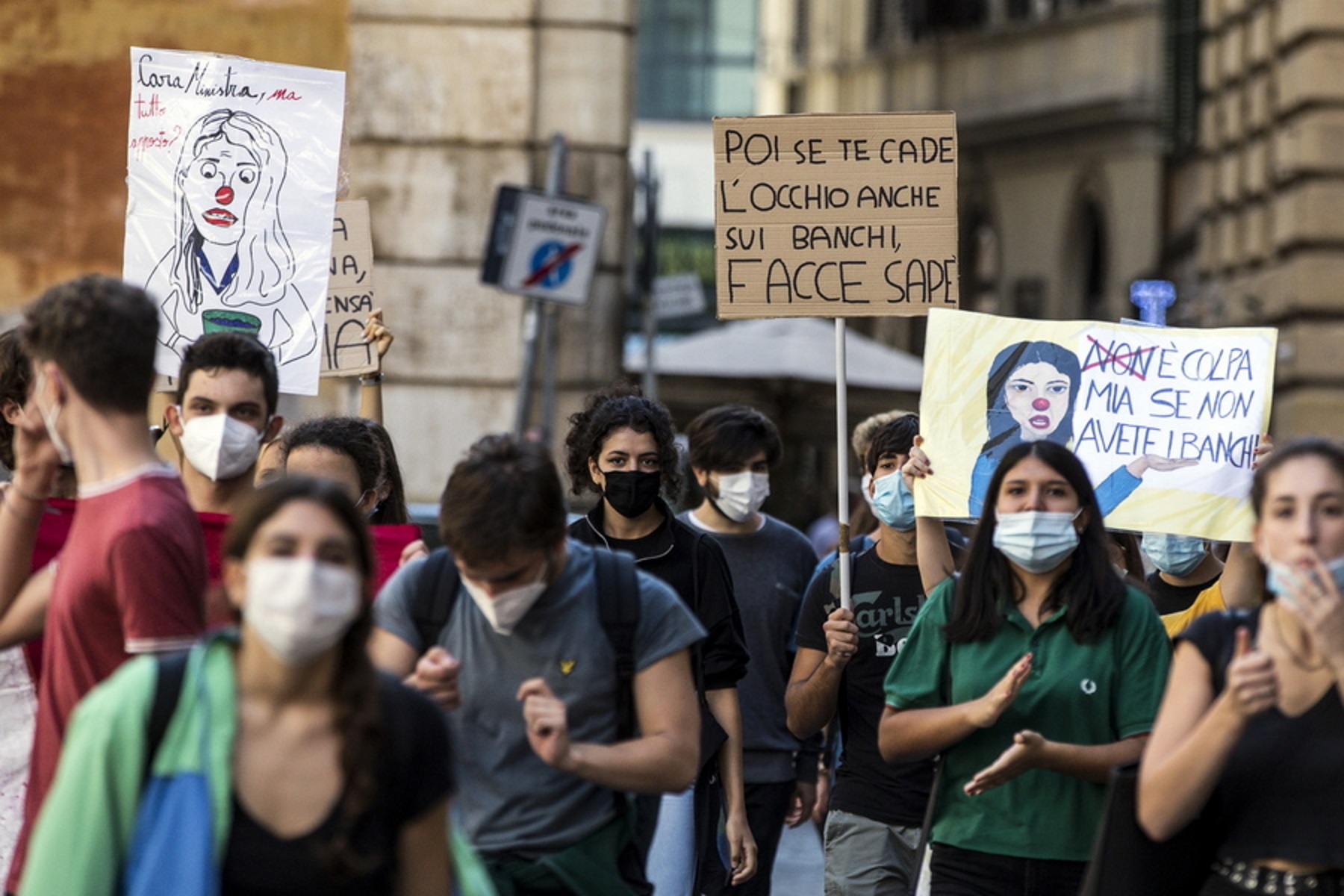 Κορονοϊός: Μαζικές διαδηλώσεις μαθητών στις πόλεις της Ιταλίας κατά του Κόντε