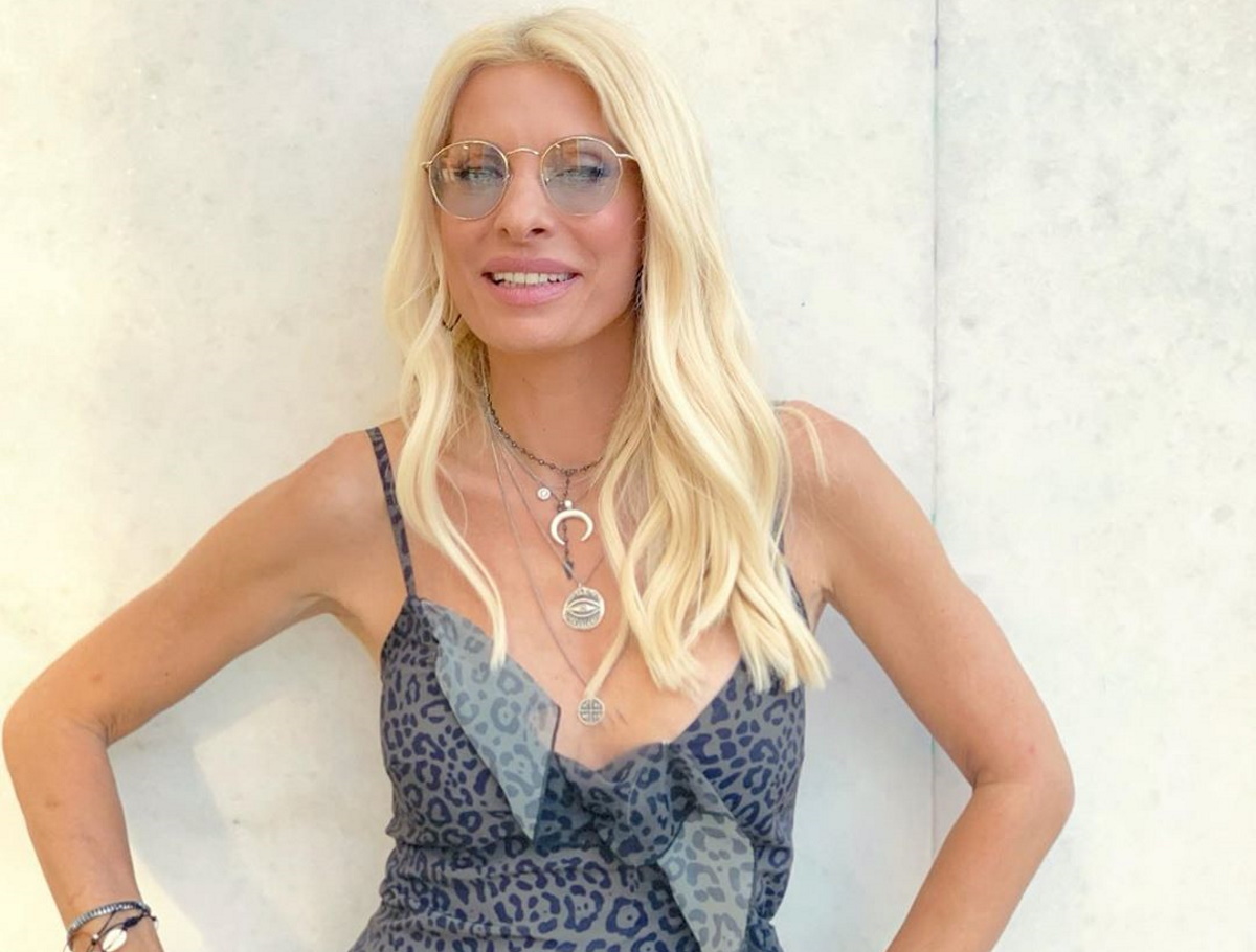 Νέα απόδραση στην Άνδρο για την Ελένη Μενεγάκη – Η φωτογραφία από τη βόλτα της στη Χώρα και το μήνυμα