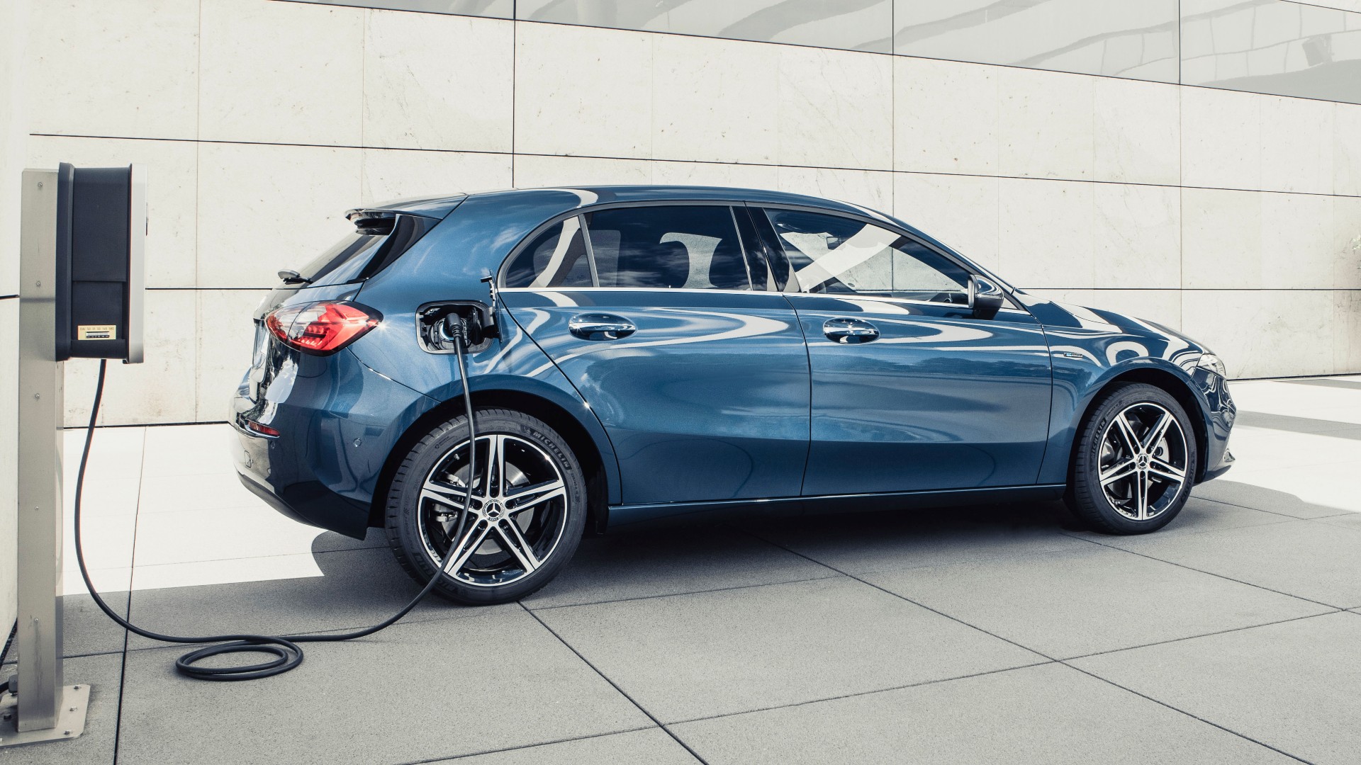 Πόσο κοστίζει η υβριδική Mercedes-Benz A250e στην Ελλάδα;
