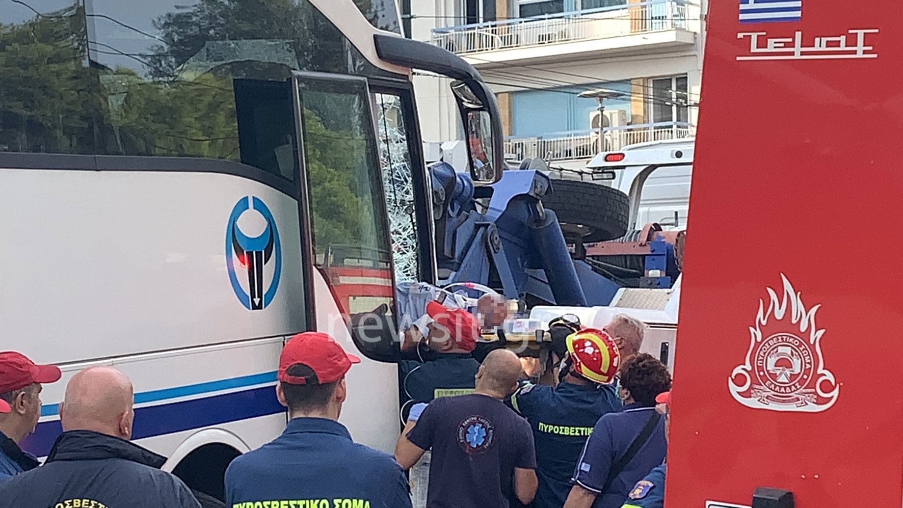 Τροχαίο στην Ακτή Μιαούλη, πούλμαν έπεσε σε κολόνα – Δραματικός απεγκλωβισμός μετά από 2,5 ώρες