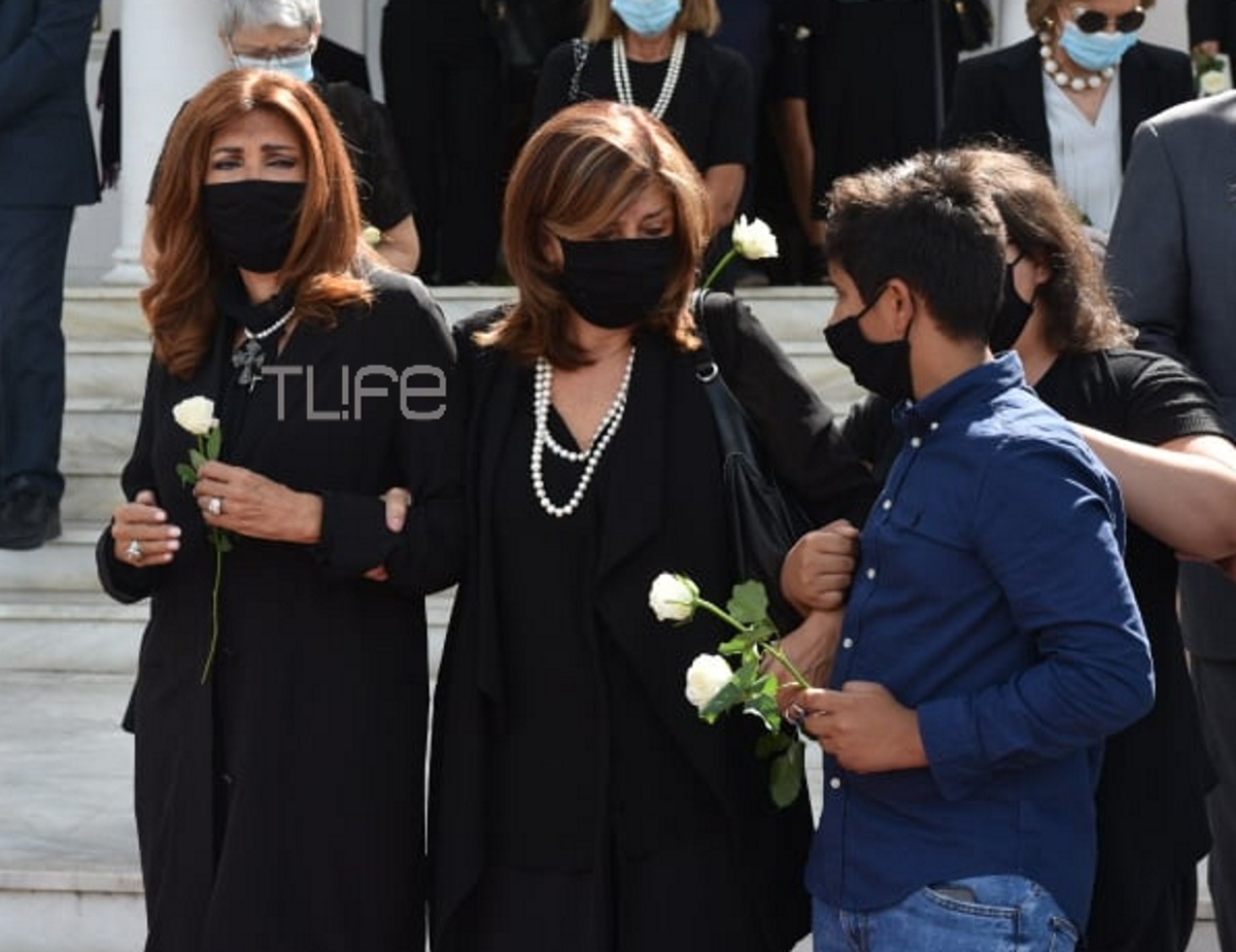 Μιμή Ντενίση: Συντετριμμένη στο τελευταίο αντίο στην μητέρα της – Δίπλα της η κόρη της
