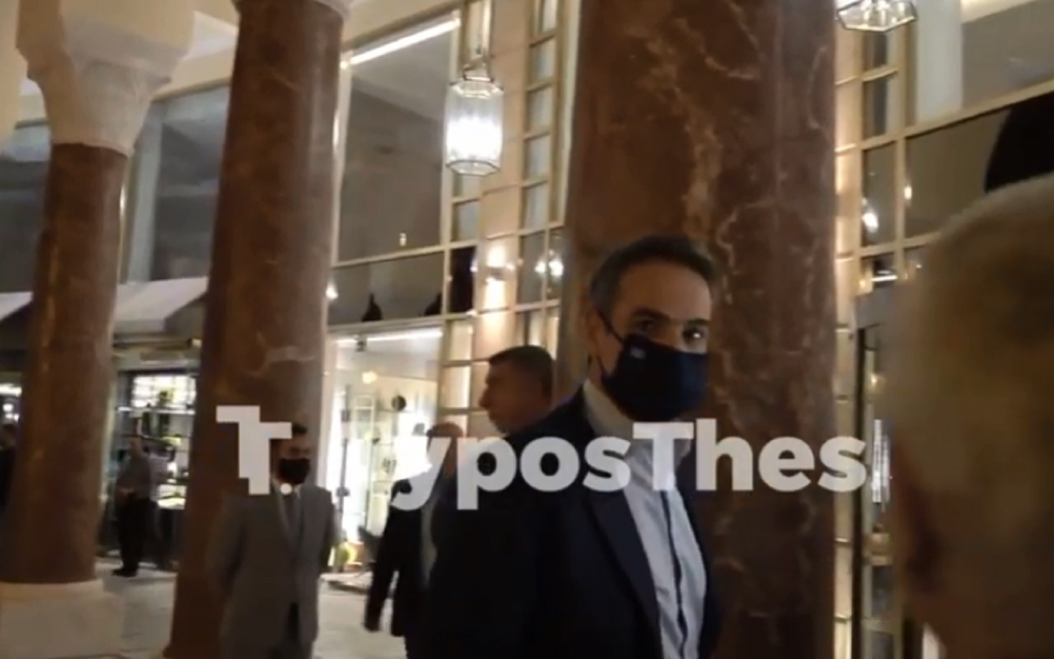 Ο Κυριάκος Μητσοτάκης έφτασε στη Θεσσαλονίκη – Η παρατήρηση για τις μάσκες (video)