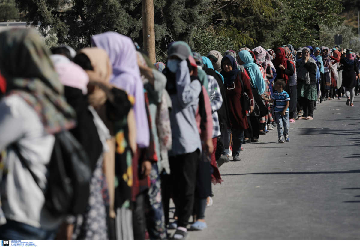 Αναταραχή στη Λέσβο και διαδήλωση μεταναστών! – Προσπαθούν να τους πείσουν να φύγουν από το δρόμο (video)