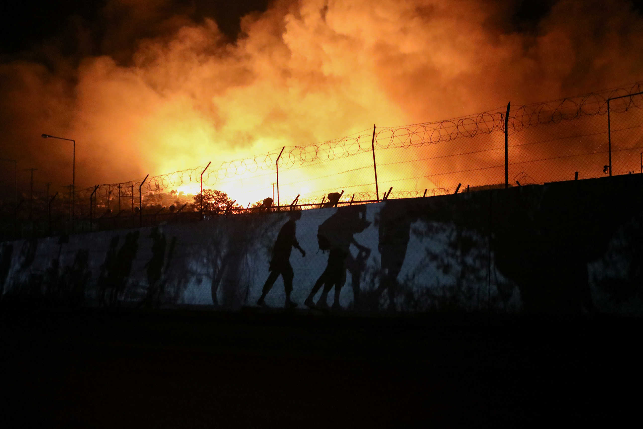 Κόλαση στην Μόρια! 12.000 μετανάστες στο δρόμο – Μεταξύ τους και θετικοί στον κορονοϊό (pics, video)