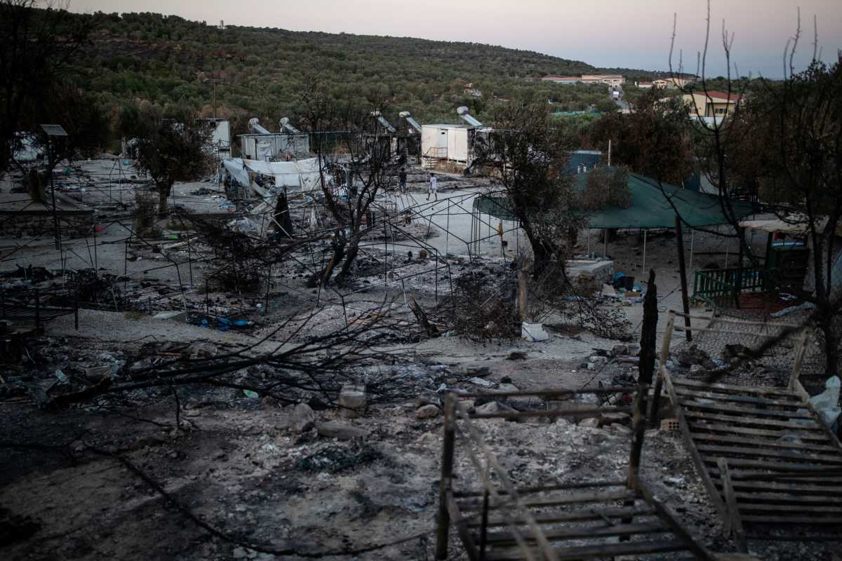 Μόρια: Πέντε συλλήψεις για τον εμπρησμό – Αναζητείται έκτος δράστης