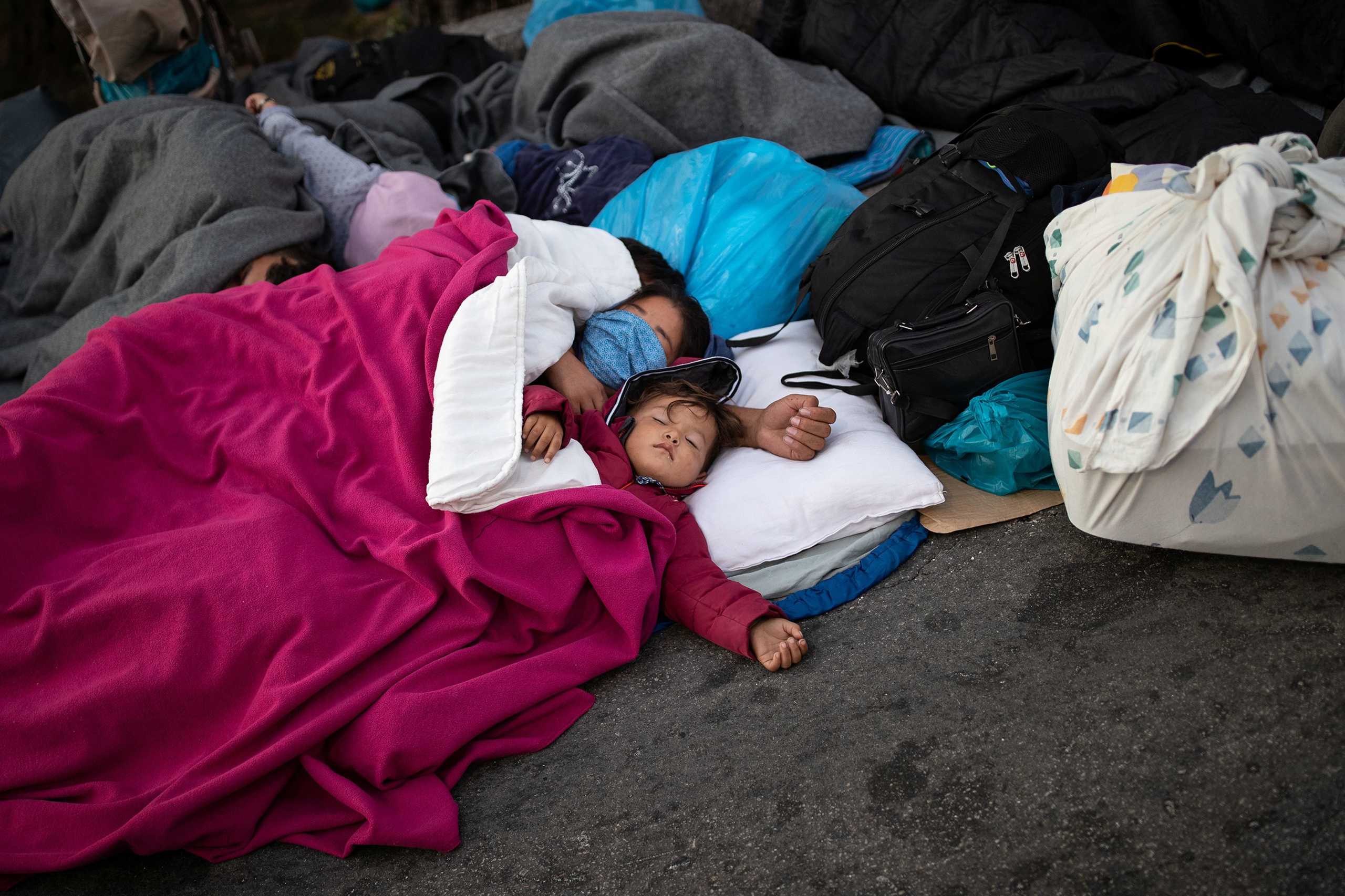 Μόρια: Οι πιο σκληρές εικόνες! Απελπισμένοι άνθρωποι κοιμούνται σε νεκροταφείο και δρόμους (Βίντεο)