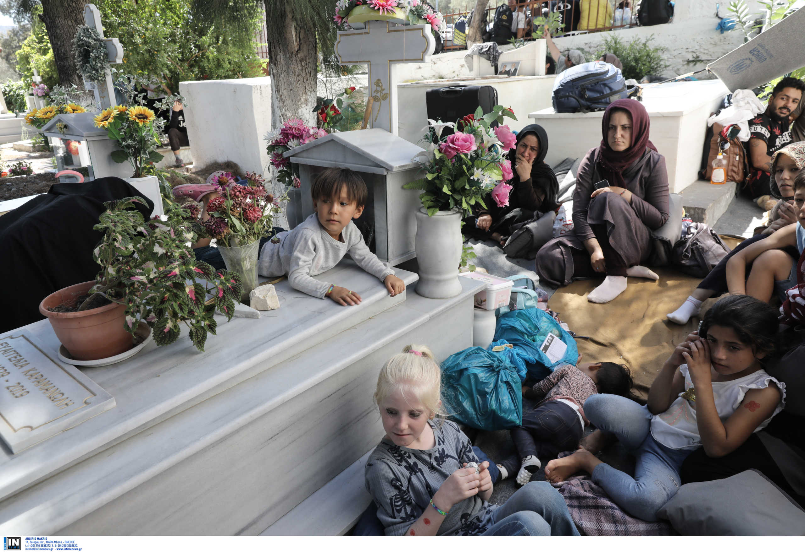Απελπισία: Εικόνες σοκ από τους ανθρώπους που βρήκαν καταφύγιο σε νεκροταφείο