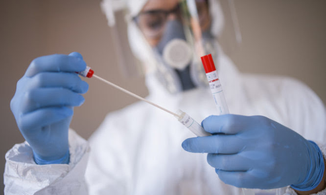 Κλινικοεργαστηριακοί γιατροί: Να ελέγχουν οι πολίτες την αξιοπιστία των «φθηνών» PCR τεστ