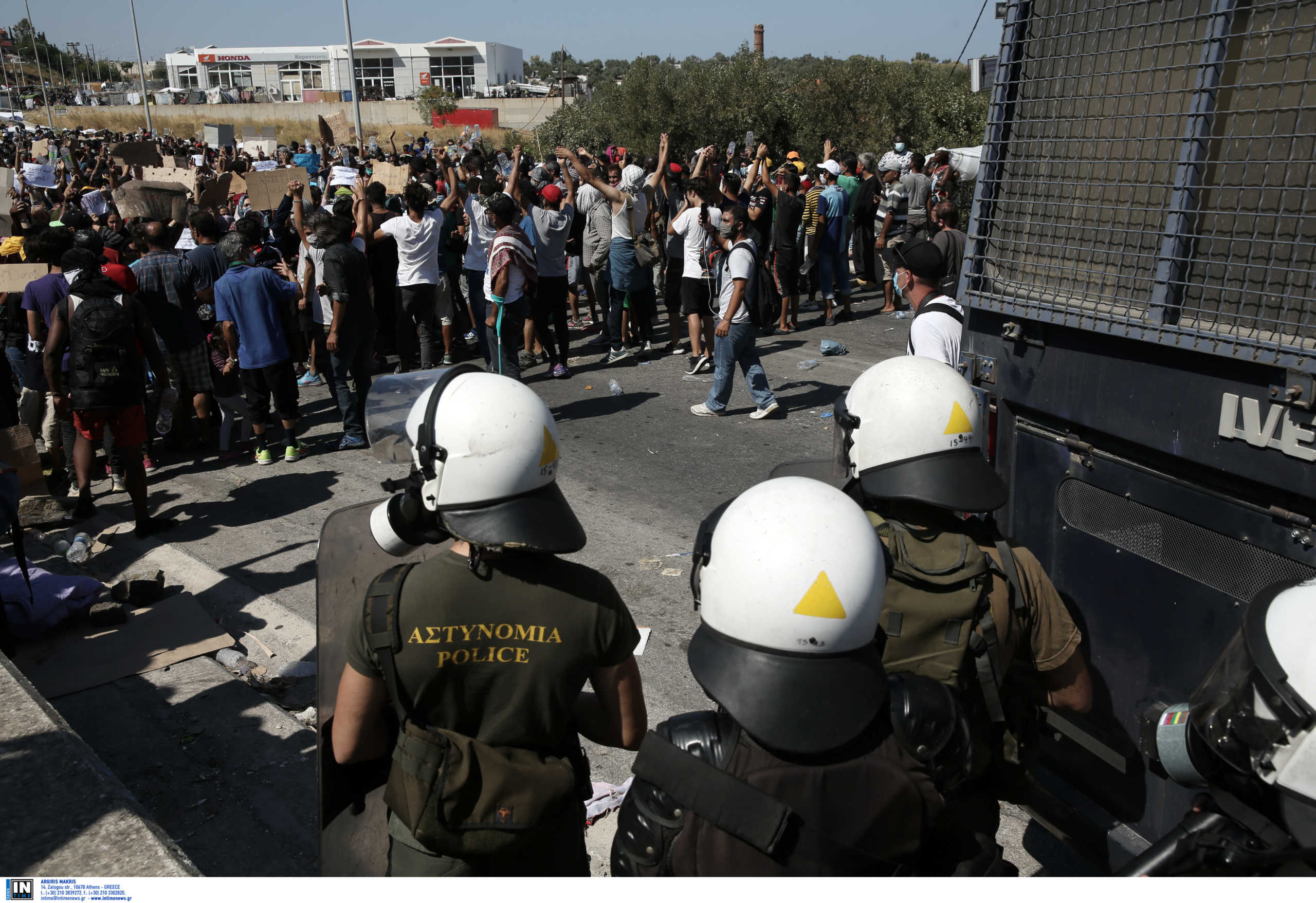 Μόρια: Στο Καρά Τεπέ οι πρόσφυγες εν μέσω αντιδράσεων – Με ελικόπτερα μεταφέρουν τις σκηνές! (pics)