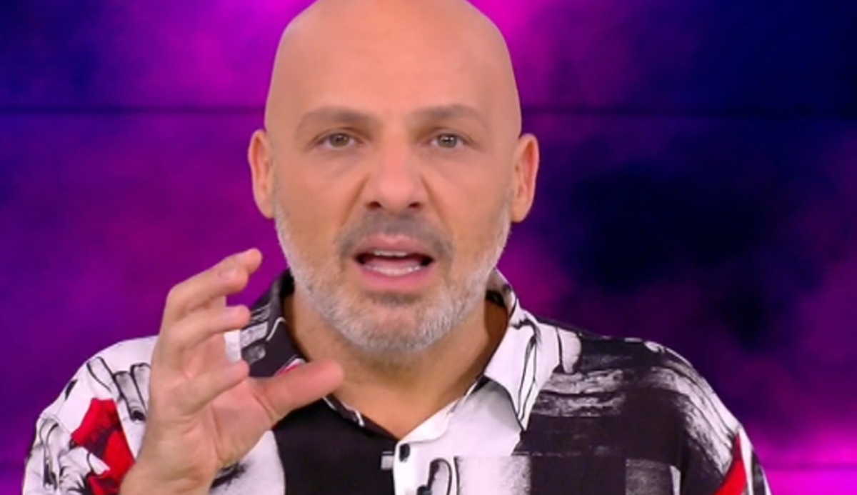 Ο Μουτσινάς “αδειάζει” το Bachelor: «Η ξεφτίλα από μόνη της»