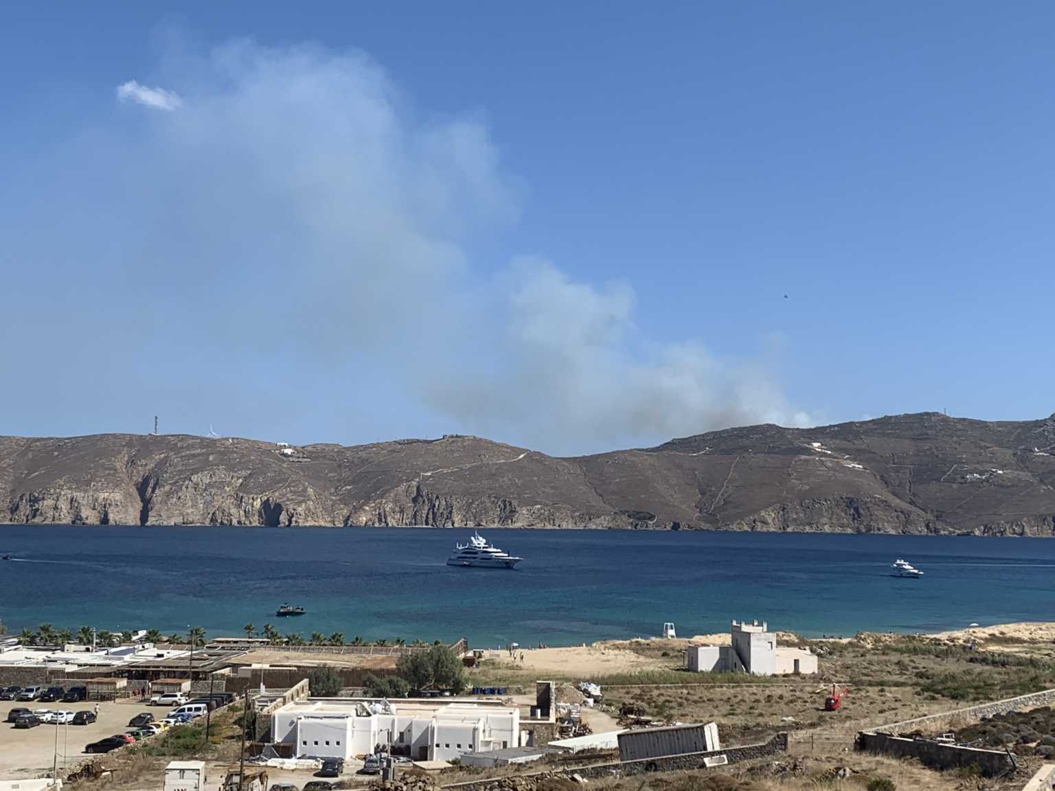 Πυρκαγιά σε χορτολιβαδική έκταση στη Μύκονο (φώτος)