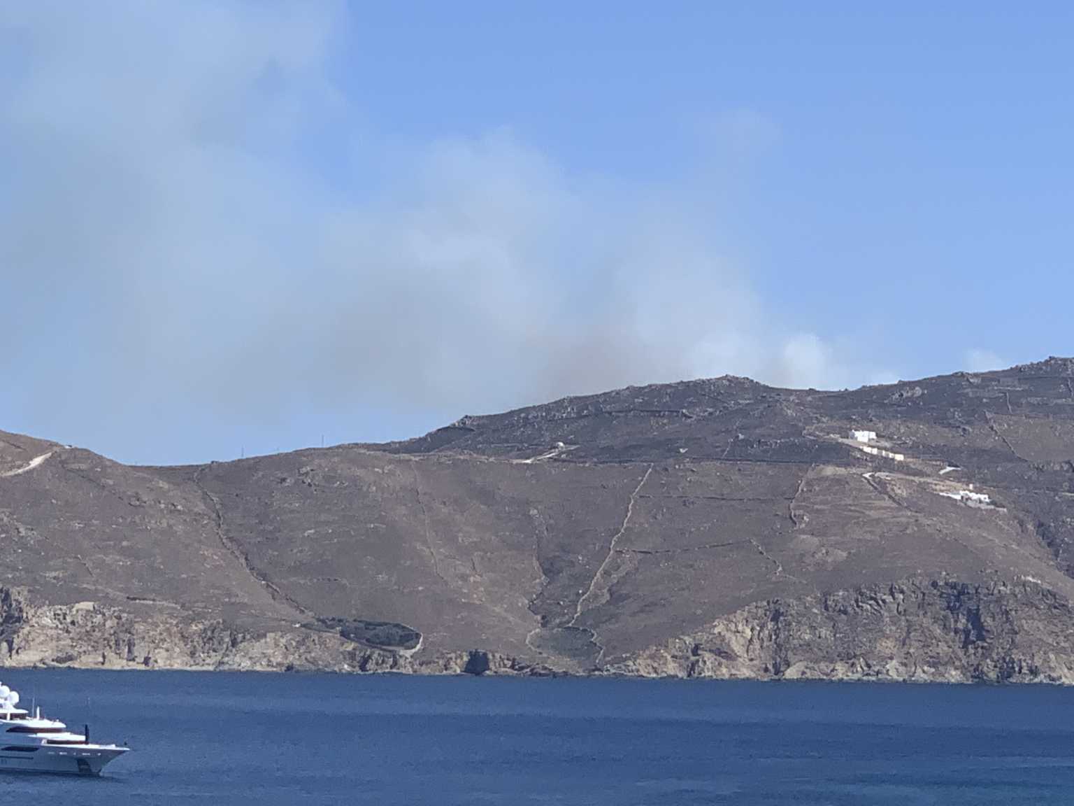 Πυρκαγιά σε χορτολιβαδική έκταση στη Μύκονο (φώτος)