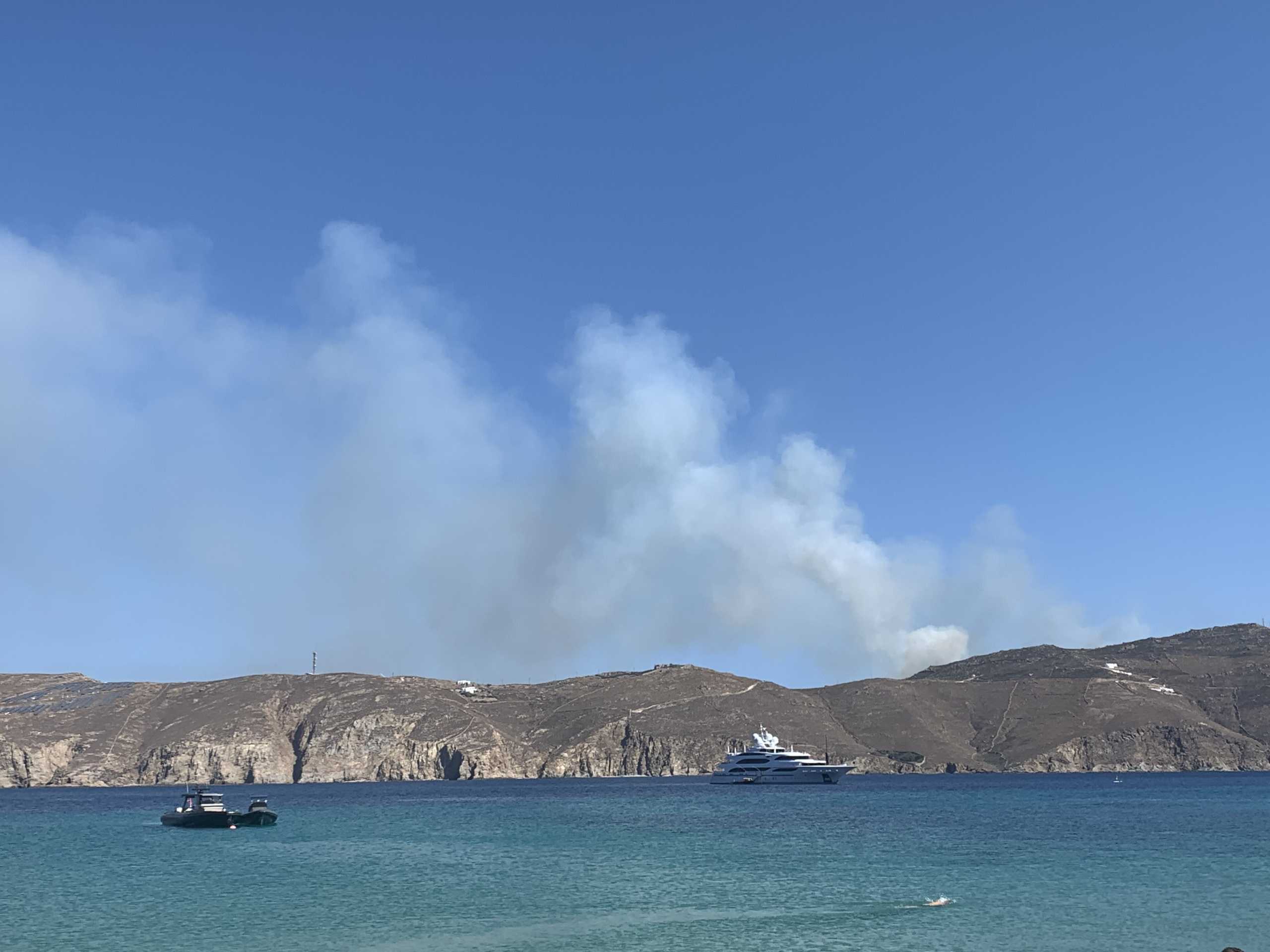 Μύκονος: Φωτιά σε εξέλιξη! Εικόνες από το σημείο που σήμανε συναγερμός (Φωτό)