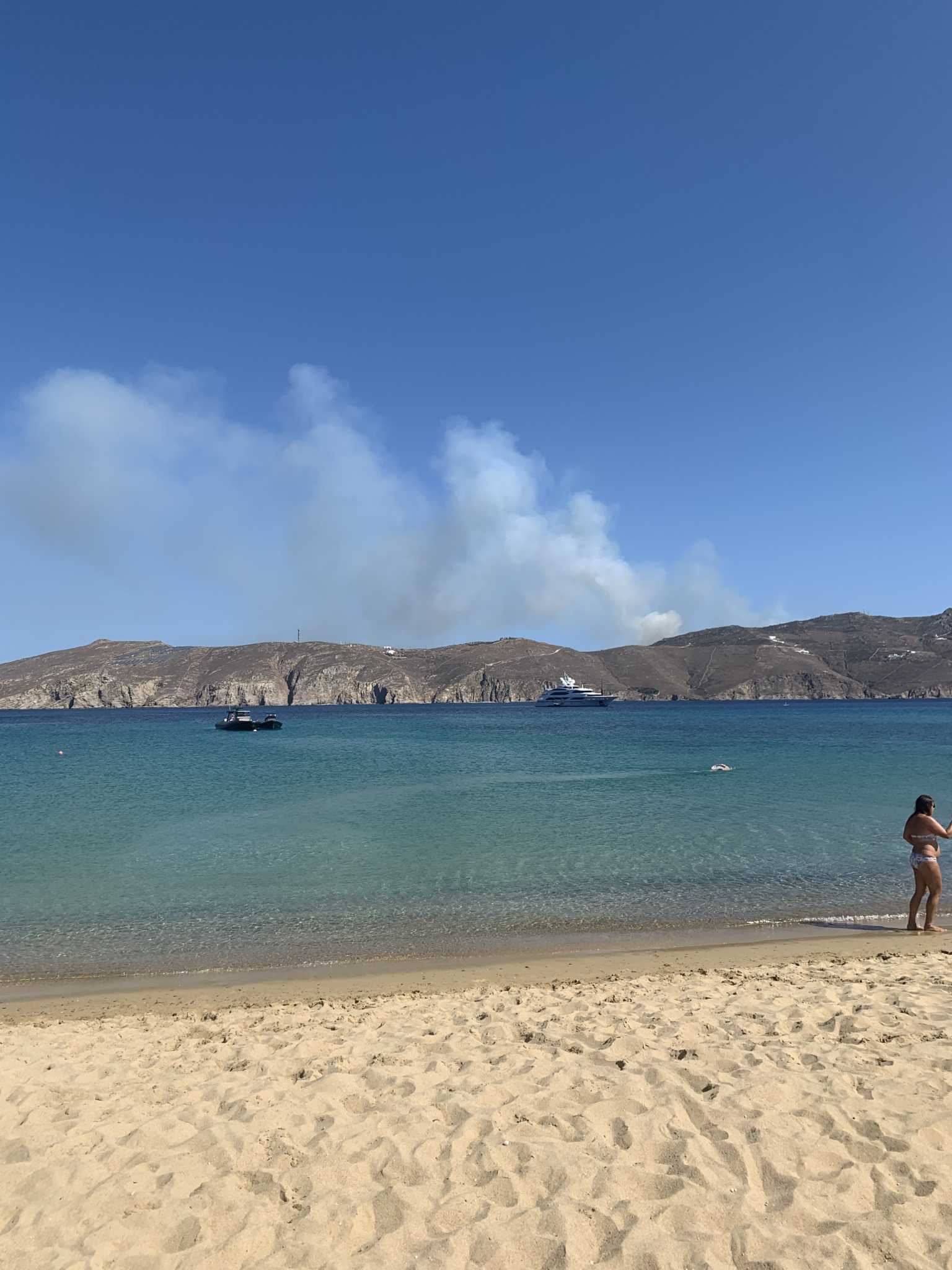 Πυρκαγιά σε χορτολιβαδική έκταση στη Μύκονο (φώτος)