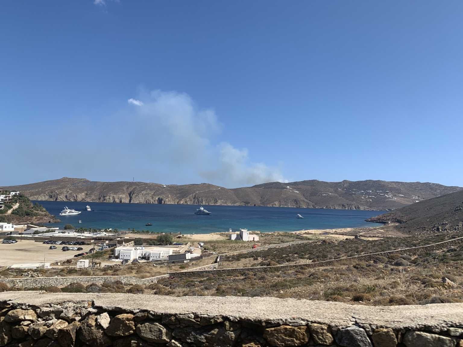 Πυρκαγιά σε χορτολιβαδική έκταση στη Μύκονο (φώτος)