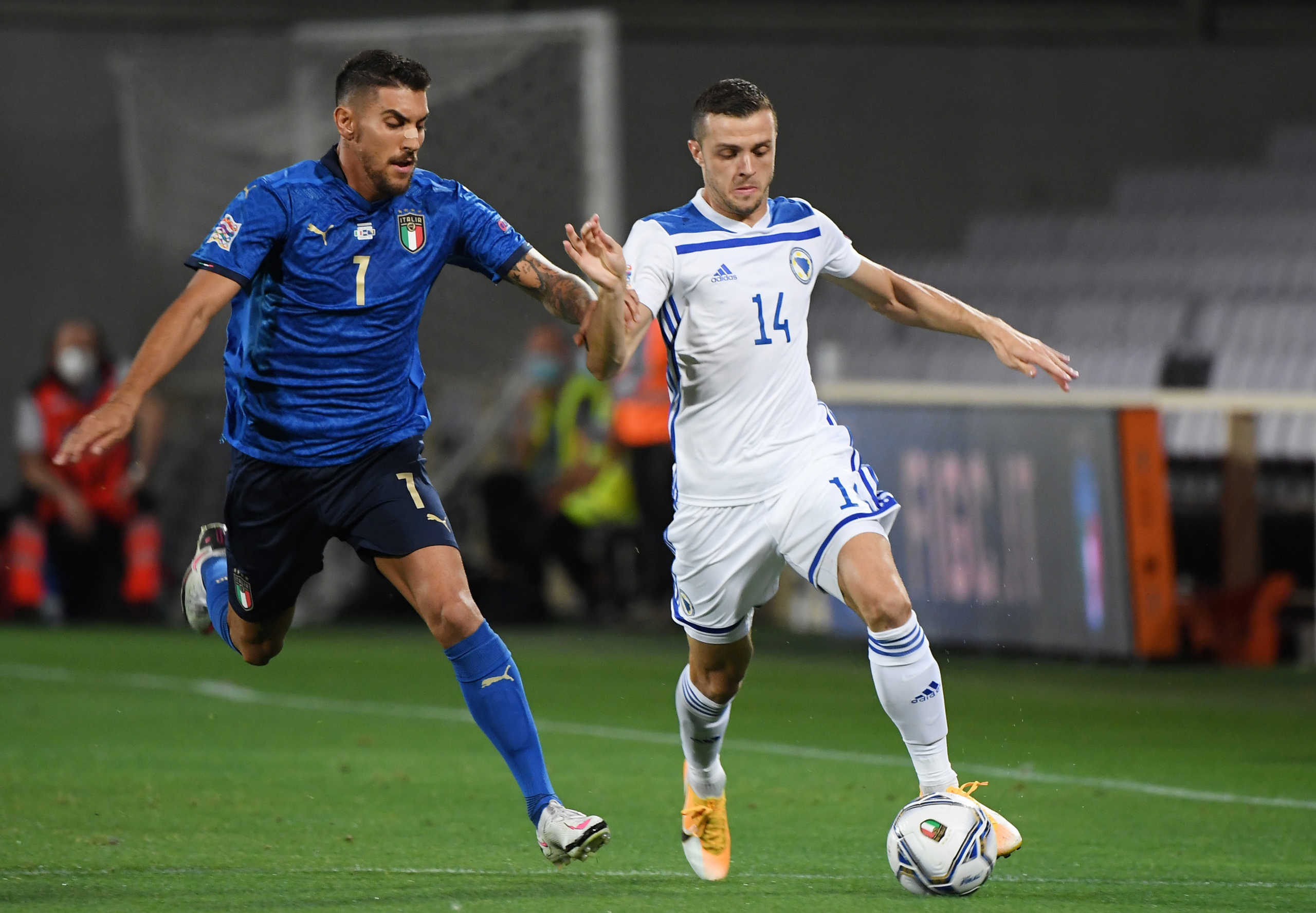 Soccer Football - UEFA Nations League - League A - Group 1 - Italy v Bosnia and Herzegovina - Stadio Artemio Franchi, Florence, Italy - September 4, 2020 Italy's Lorenzo Pellegrini in action with Bosnia and Herzegovina's Armin Hodzic REUTERS