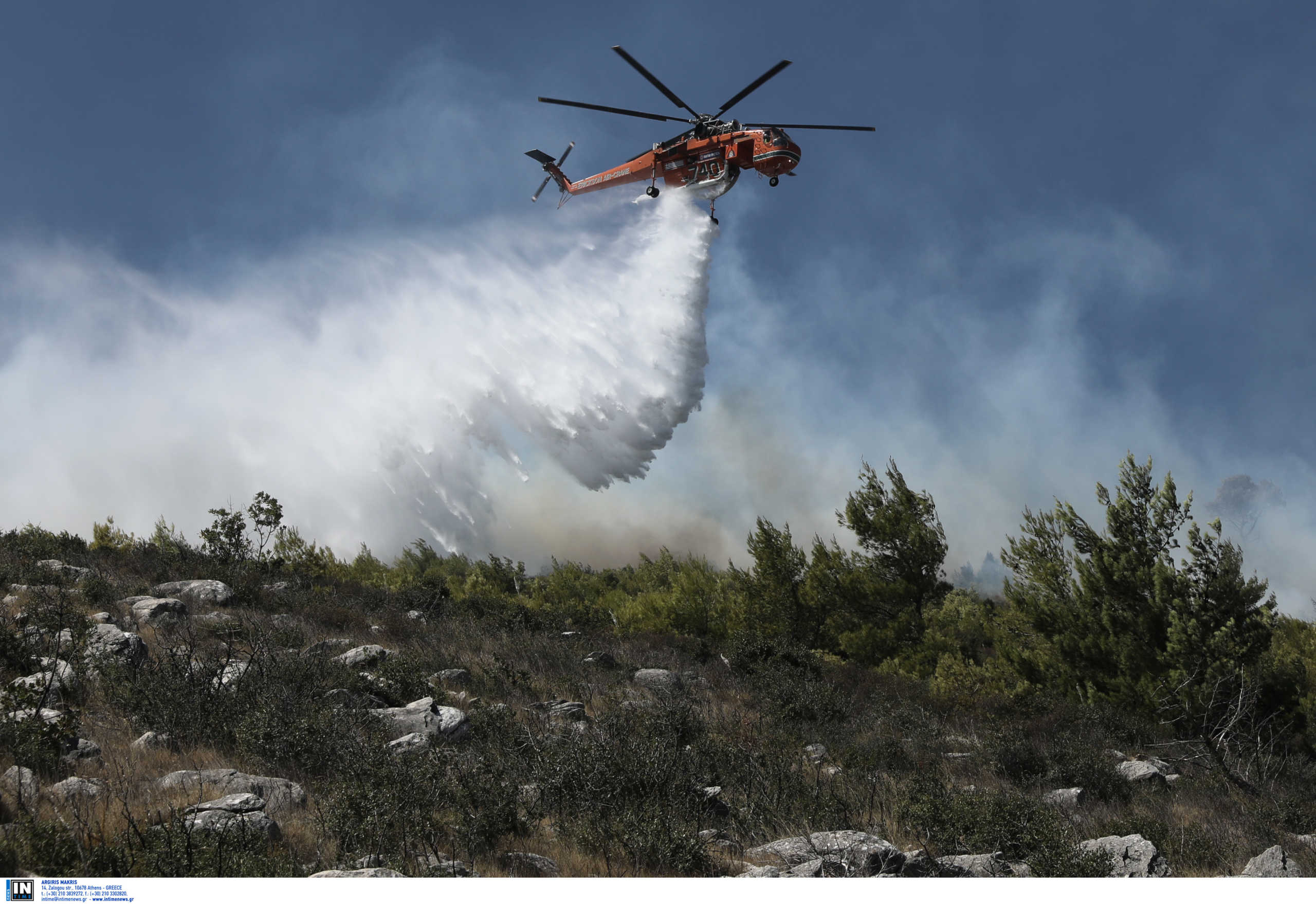 Νέα Μάκρη: Χωρίς ενεργό μέτωπο η φωτιά – Παραμένει μακριά από κατοικημένες περιοχές