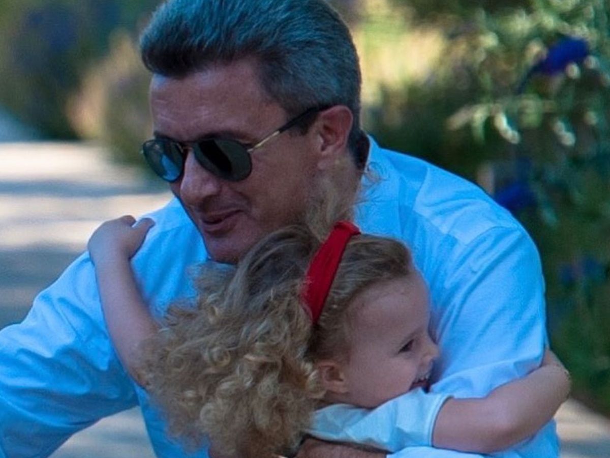 Νίκος Χατζηνικολάου: Φωτογραφίζει την 8χρονη κόρη του φορώντας μάσκα και δίνει το καλό παράδειγμα!