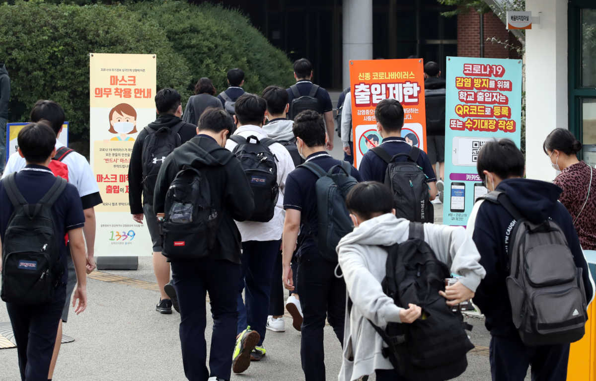 High school students arrive at a high school, amid the coronavirus disease (COVID-19) pandemic, in Seoul, South Korea, September 21, 2020.   Yonhap via REUTERS   ATTENTION EDITORS - THIS IMAGE HAS BEEN SUPPLIED BY A THIRD PARTY. SOUTH KOREA OUT. NO RESALES. NO ARCHIVE.