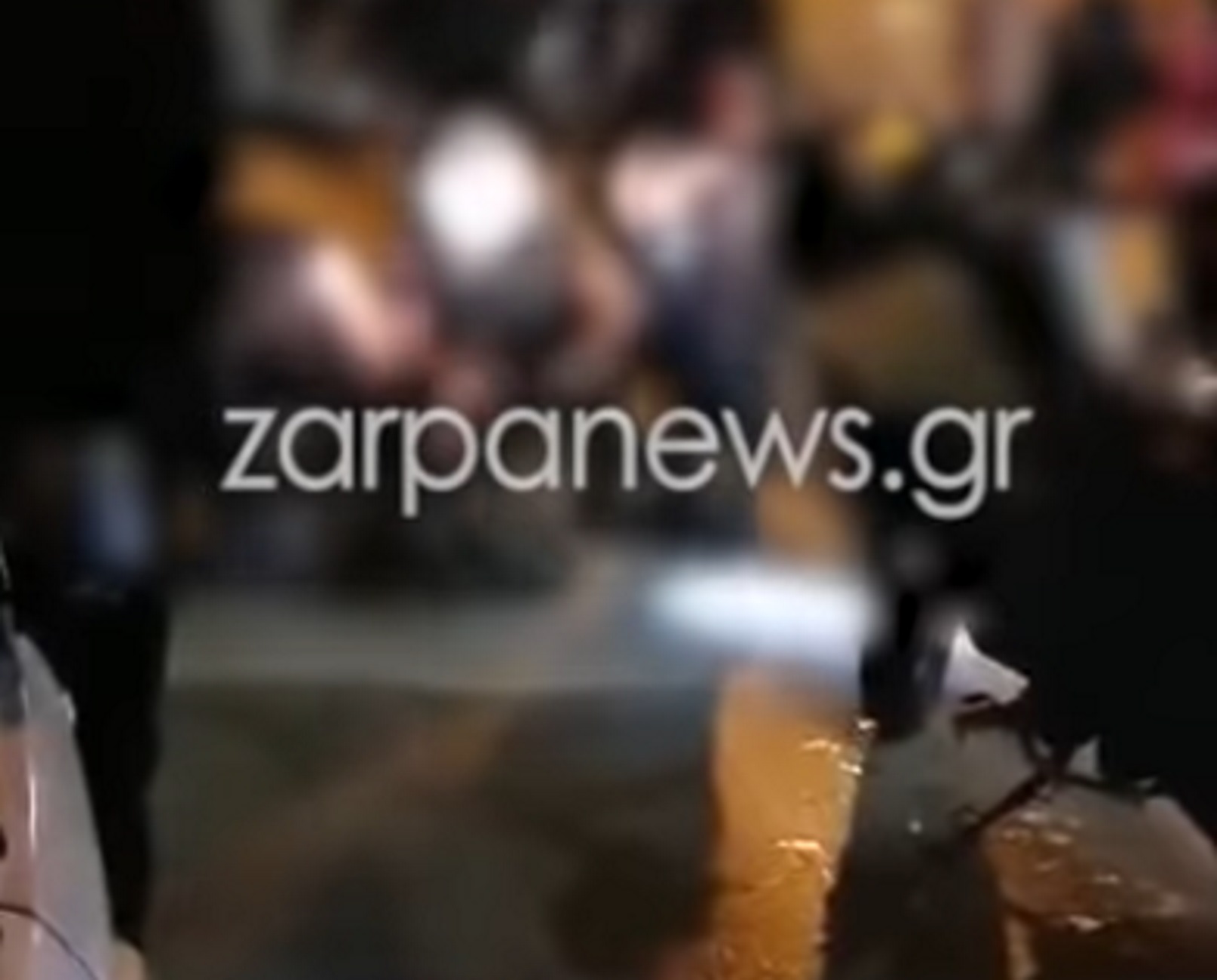 Χανιά: Στην κάμερα η στιγμή που αστυνομικοί αφοπλίζουν νεαρό! Πανικός κοντά στο Ενετικό Λιμάνι (Βίντεο)
