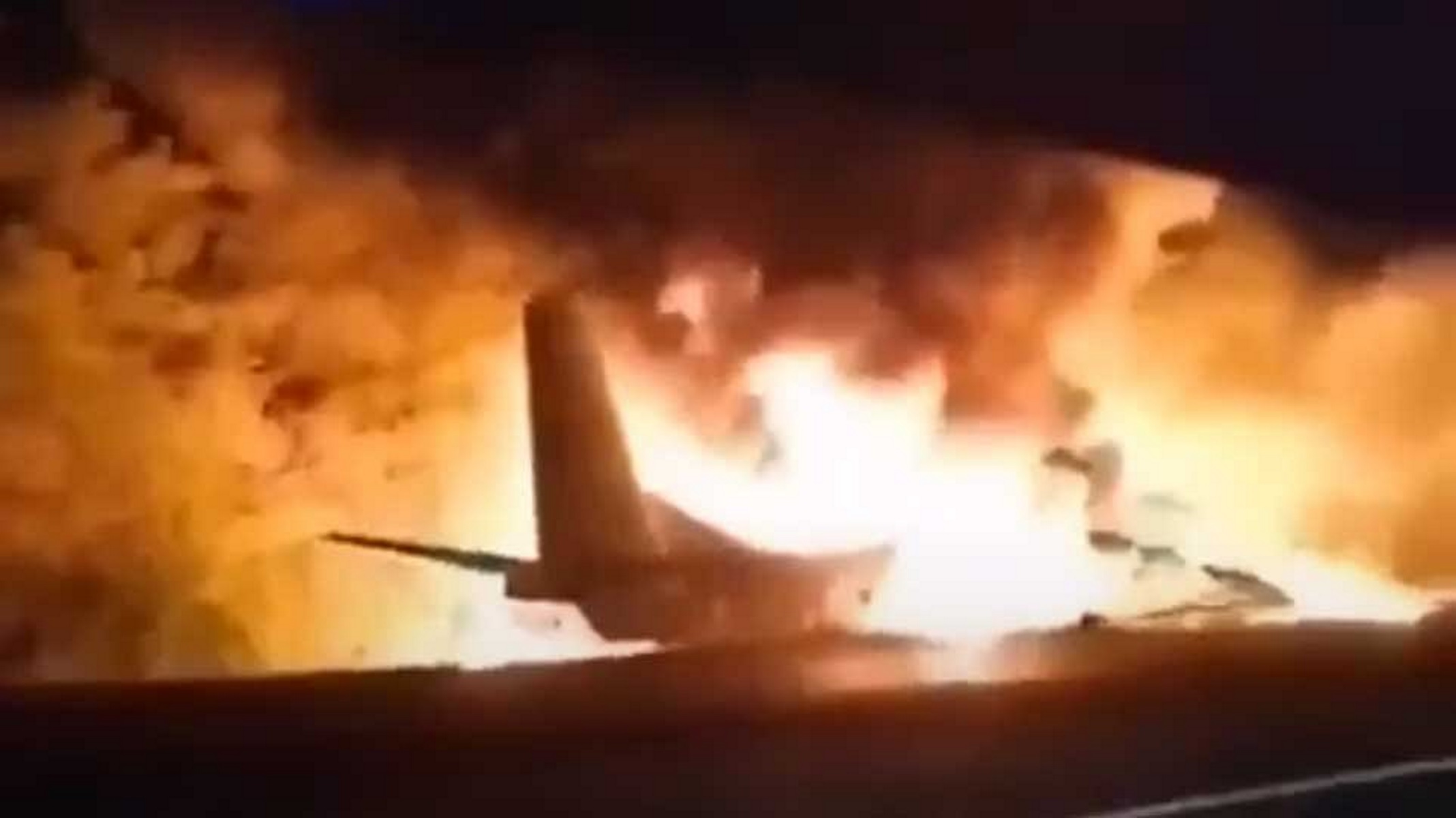 Συντριβή στρατιωτικού αεροσκάφους στην Ουκρανία – Νεκροί και αγνοούμενοι (video)