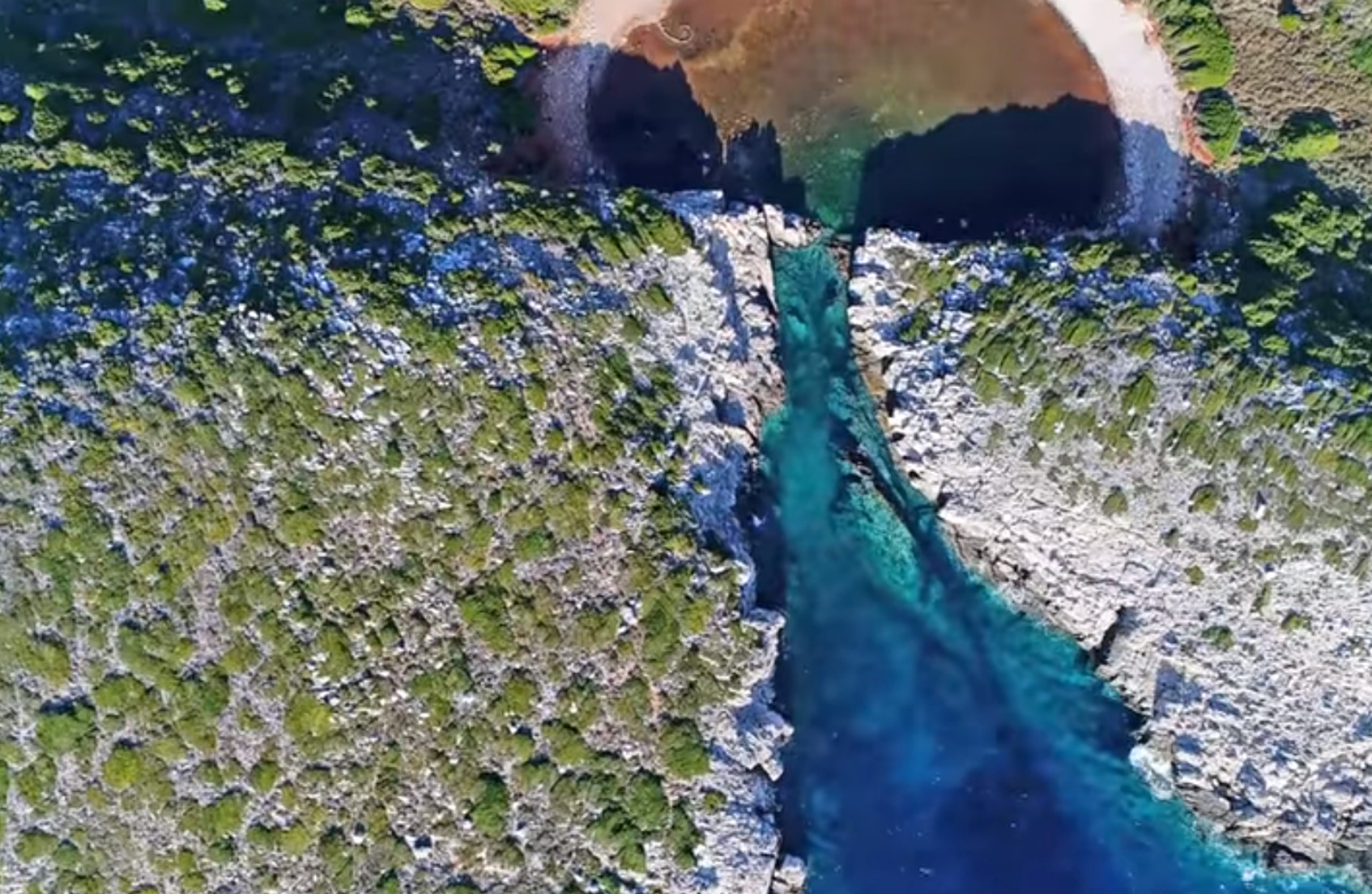 Η άγνωστη δίδυμη παραλία της Βοϊδοκοιλιάς με το παράξενο όνομα