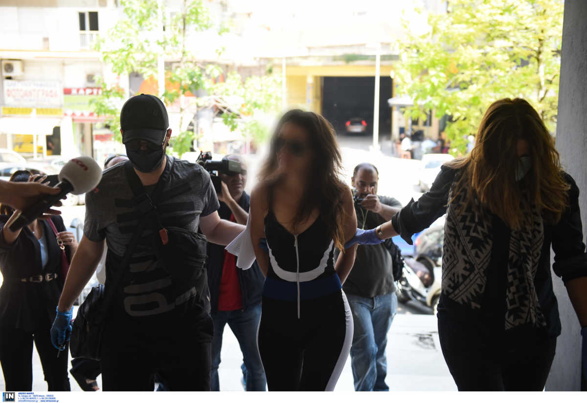 Αναβλήθηκε η δίκη της «παρουσιάστριας» που έριξε νερό στο Νίκο Χαρδαλιά