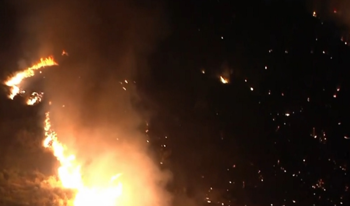 Κόλαση φωτιάς στην Αχαΐα! Μια ανάσα οι φλόγες από κατοικημένη περιοχή – Εκκένωση των Κάτω Συχαινών (video)