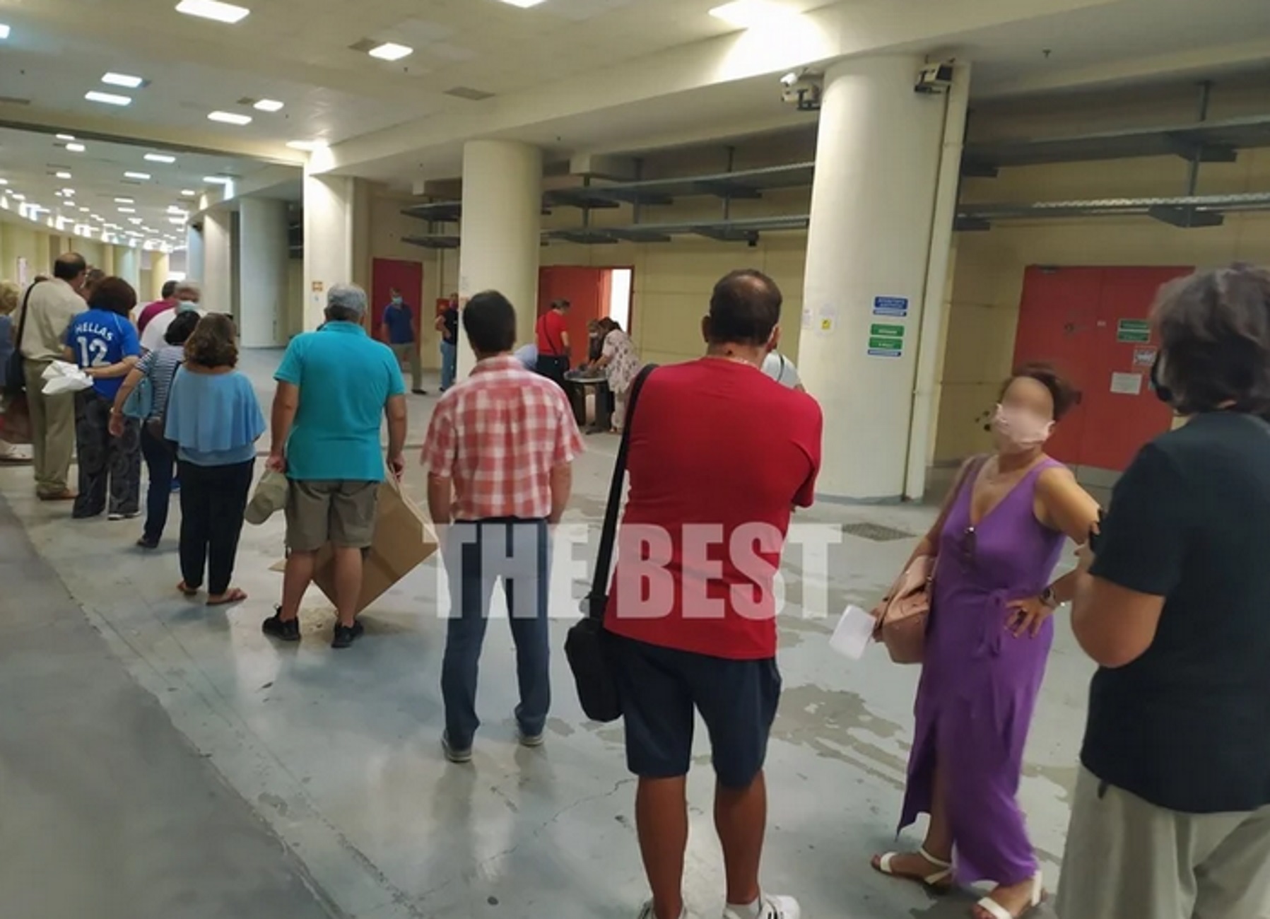 Πάτρα: Ουρές εκπαιδευτικών για να πάρουν μάσκες για τα σχολεία τους! Οι εικόνες από το γήπεδο (Φωτό)