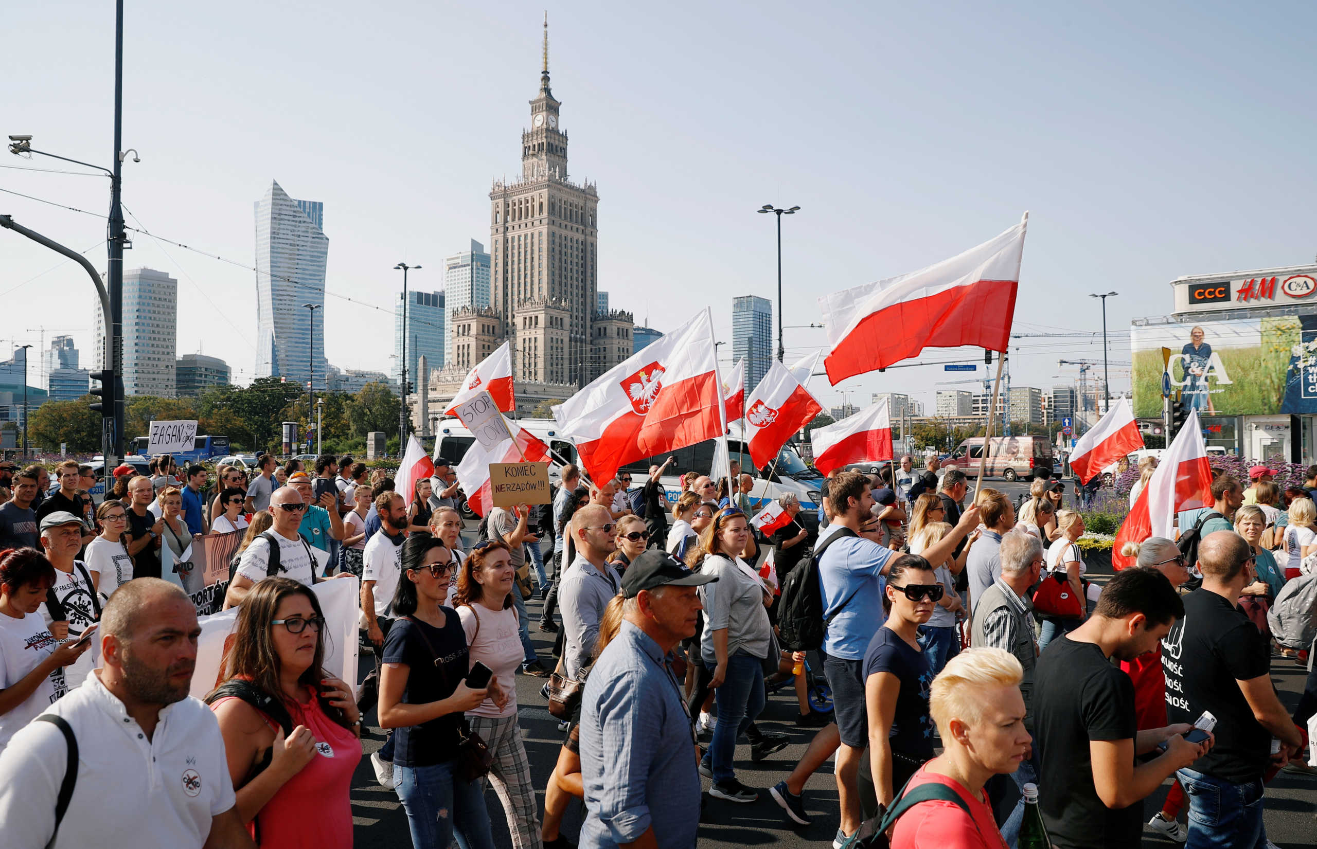 Πολωνία: Δεν πιστεύουν στον κορονοϊό – Διαδήλωση κατά της μάσκας και των εμβολίων