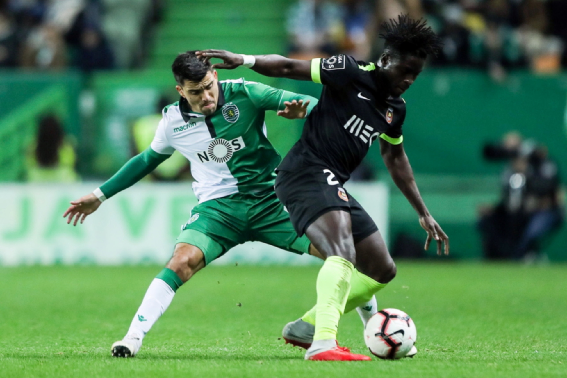 epa07240742 Sporting CP´s Marcos Acuna (L) fights for the ball with Rio Ave FC`s Matheus Reis (R) during the Portuguese Cup soccer match between Sporting CP and Rio Ave held at Alvalade Stadium, in Lisbon, Portugal, 19 December 2018.  EPA