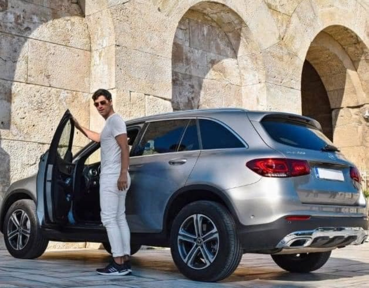 Ανακοίνωση του Υπουργείου Πολιτισμού μετά τις αντιδράσεις για τη διαφήμιση του Σάκη Ρουβά έξω από το Ηρώδειο