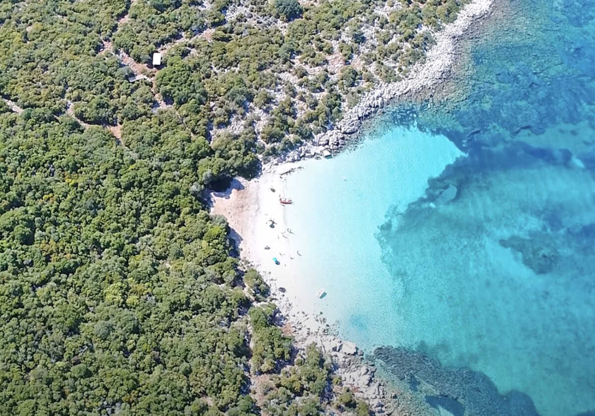 Το άγνωστο ελληνικό νησί με τη μία παραλία και νερά που θυμίζουν Καραϊβική