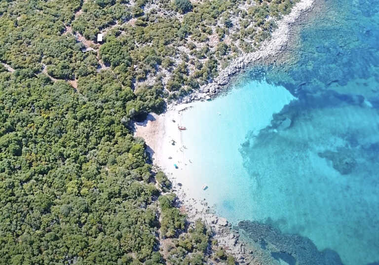 Το άγνωστο ελληνικό νησί με τη μία παραλία και νερά που θυμίζουν Καραϊβική