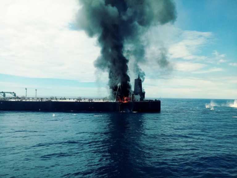 Στις φλόγες supertanker στα ανοικτά της Σρι Λάνκα – Σώοι 5 Έλληνες ναυτικοί
