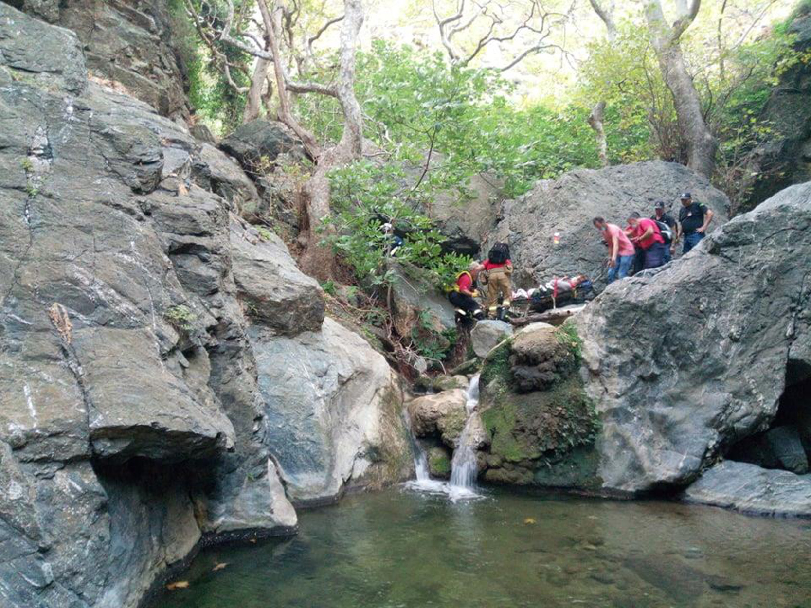 Σητεία: Καρέ – καρέ η διάσωση γυναίκας από φαράγγι! Εικόνες που κόβουν την ανάσα (video)