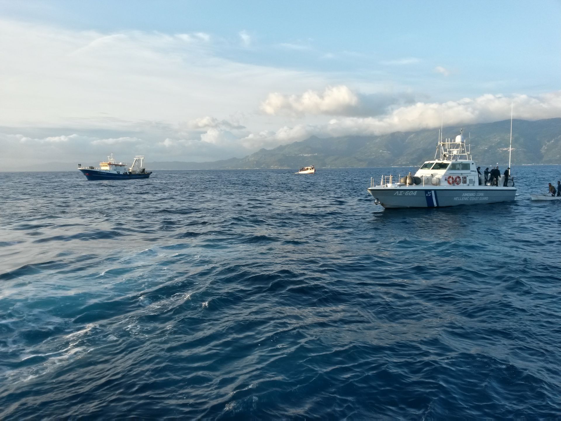 Συναγερμός για θαλαμηγό που άρχισε να βυθίζεται! 12 άνθρωποι βρέθηκαν στη θάλασσα βόρεια της Ίου