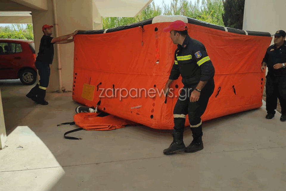 Χανιά: Θρίλερ με γυναίκα που απειλεί να βάλει φωτιά και να πέσει από το μπαλκόνι του σπιτιού της (Φωτό)