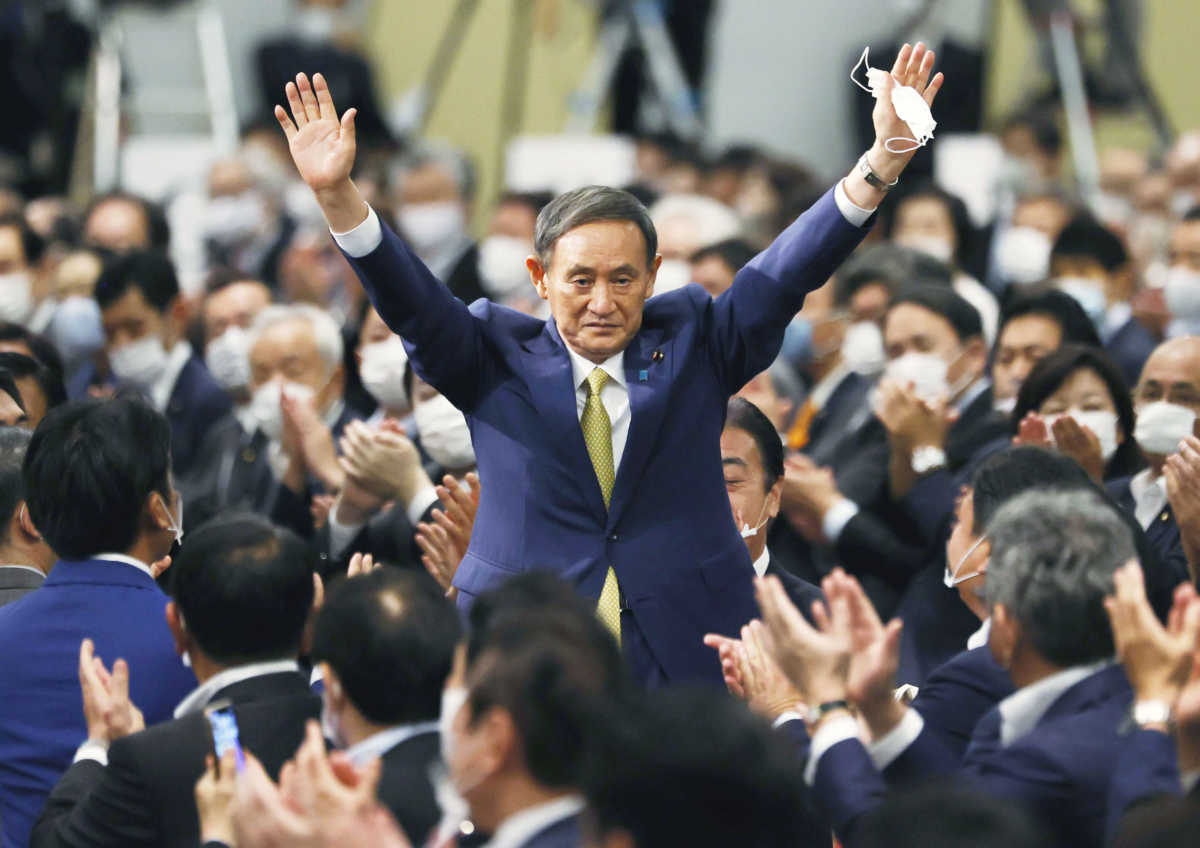 Γιοσιχίντε Σούγκα: Γιος φραουλοπαραγωγού και κάτοχος μαύρης ζώνης ο νέος πρωθυπουργός της Ιαπωνίας