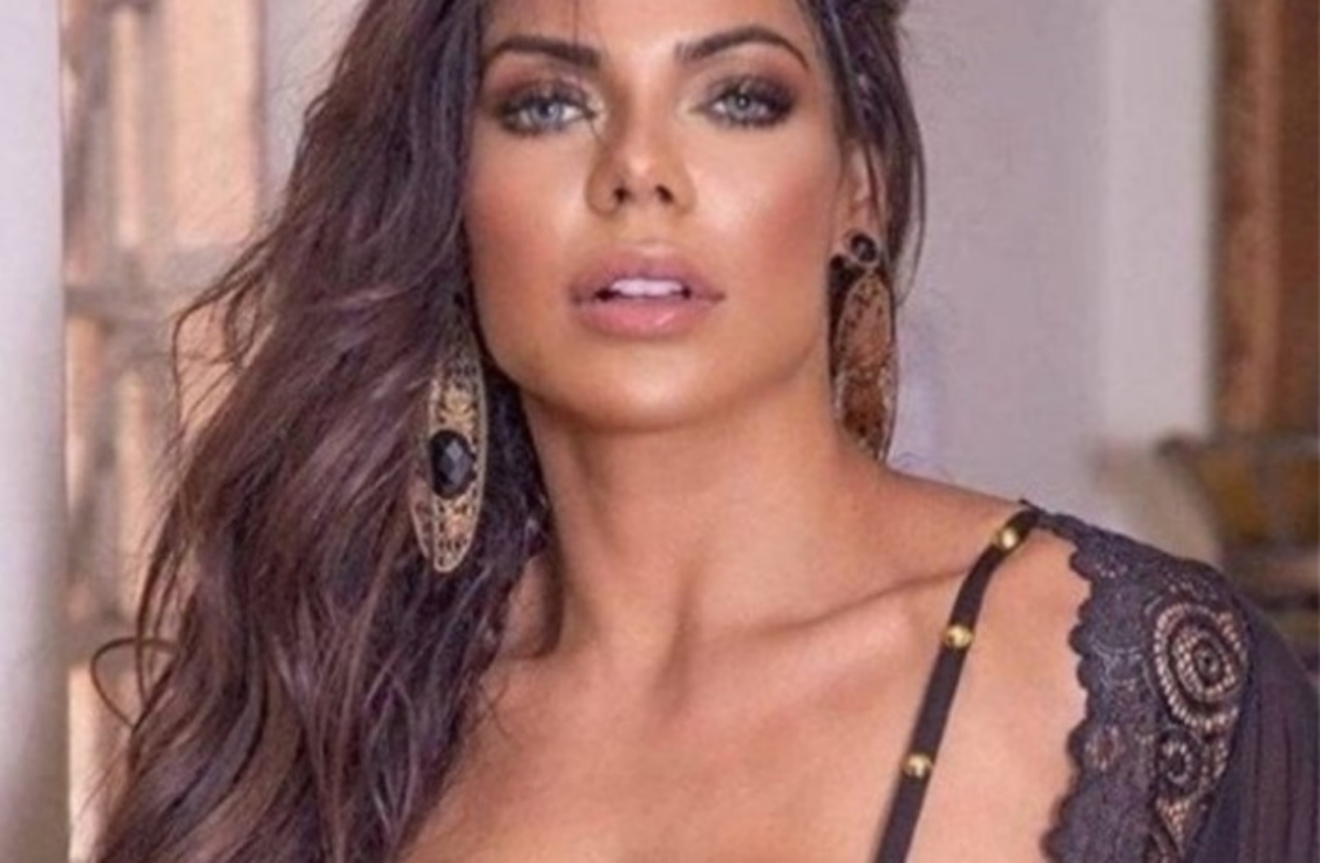 Η Miss BumBum έστειλε ακόμα μια φορά όλο το Instagram για υπογλώσσιο!