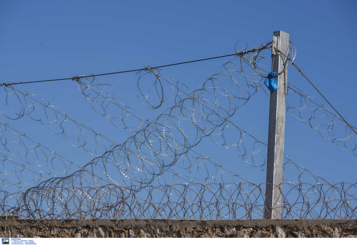 Σέρρες: Χειροπέδες σε σωφρονιστικό υπάλληλο για απειλές σε κρατούμενο