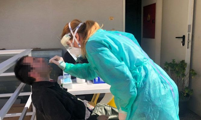 Κορονοϊός: Στοπ στα μοριακά τεστ στην Αττική, λόγω υπερφόρτωσης του συστήματος