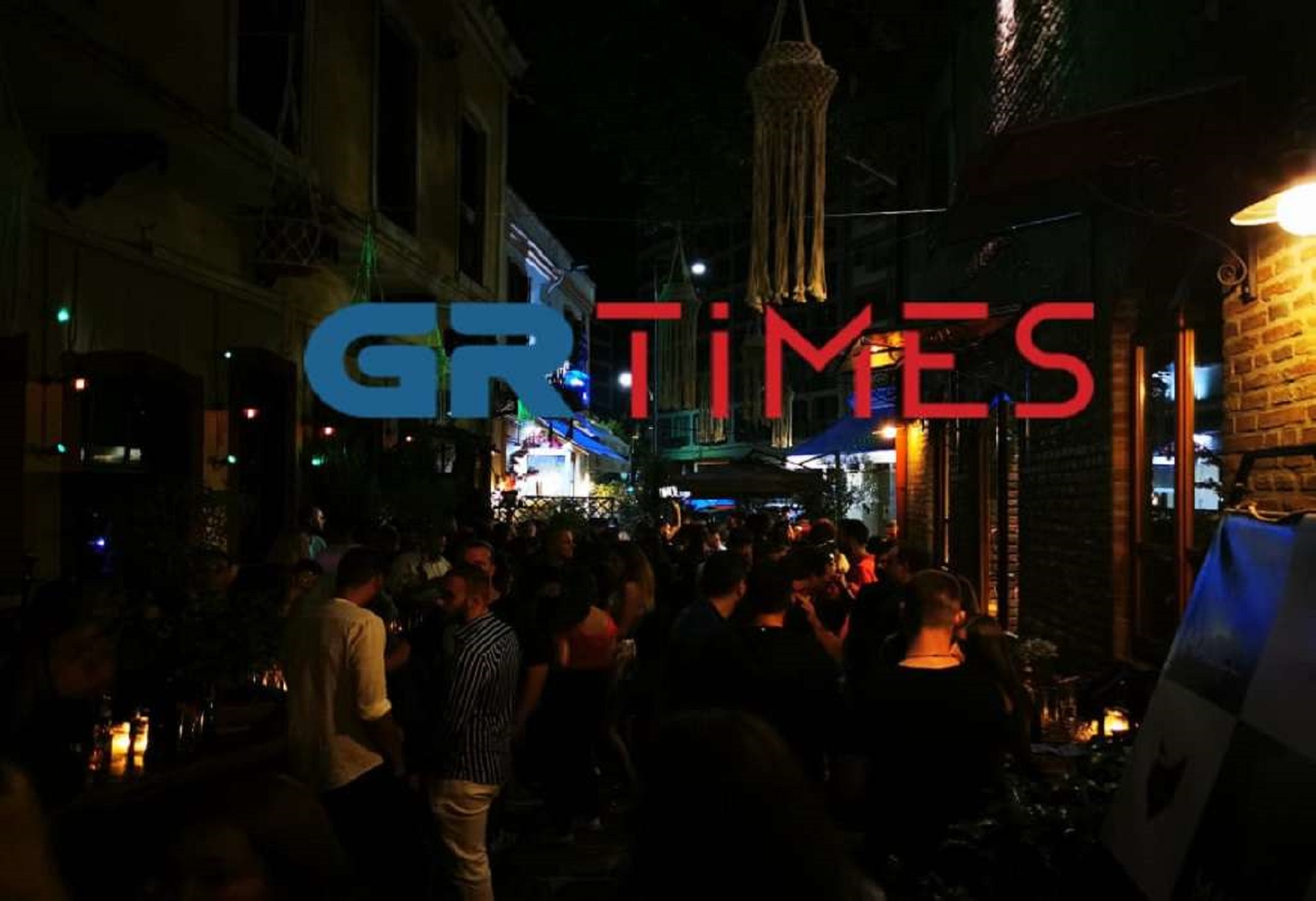 Θεσσαλονίκη: Απίστευτος συνωστισμός, πάρτι και ποτά σαν να μην υπάρχει κορονοϊός – video